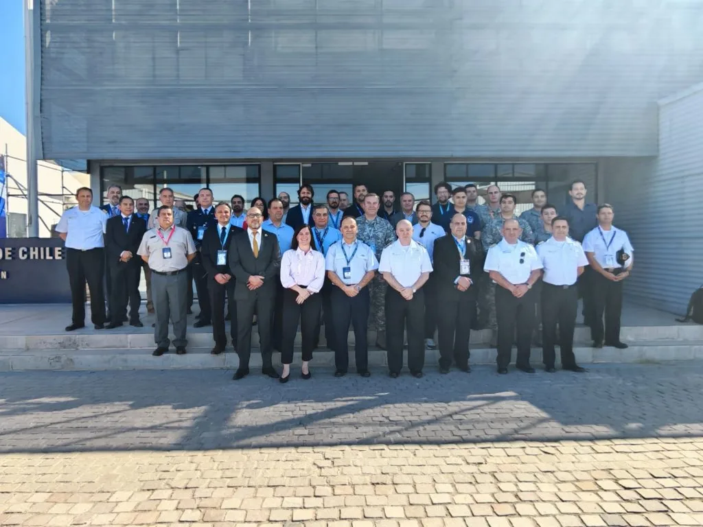 Segunda Mesa Técnica "Drones para Chile" realizada en FIDAE 2026, con representantes de las Fuerzas Armadas, la DGAC, la academia y el sector privado