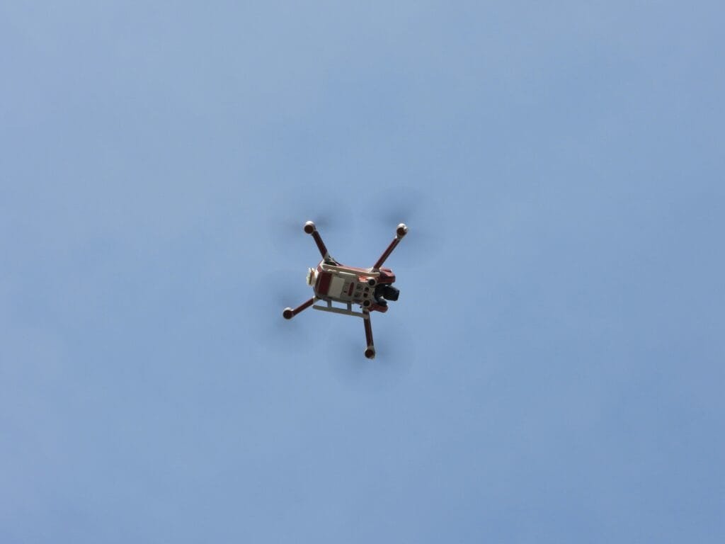 Dron RPAS volando en el cielo, ilustrando el boletín de seguridad de la DGAC sobre la altura máxima de 400 pies